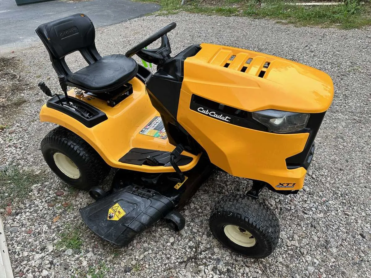 cub cadet xt1 vs john deere s120 lawn tractor specs cub cadet xt1 vs john deere s120 lawn tractor specs