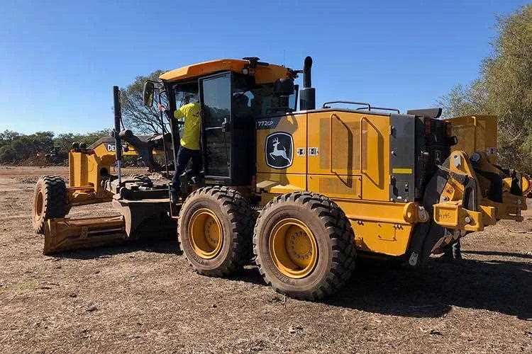 john deere 772 grader specs