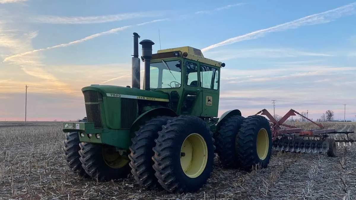 spec on john deere 7520