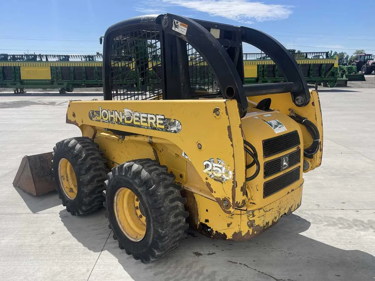 specs for john deere 250 skid steer