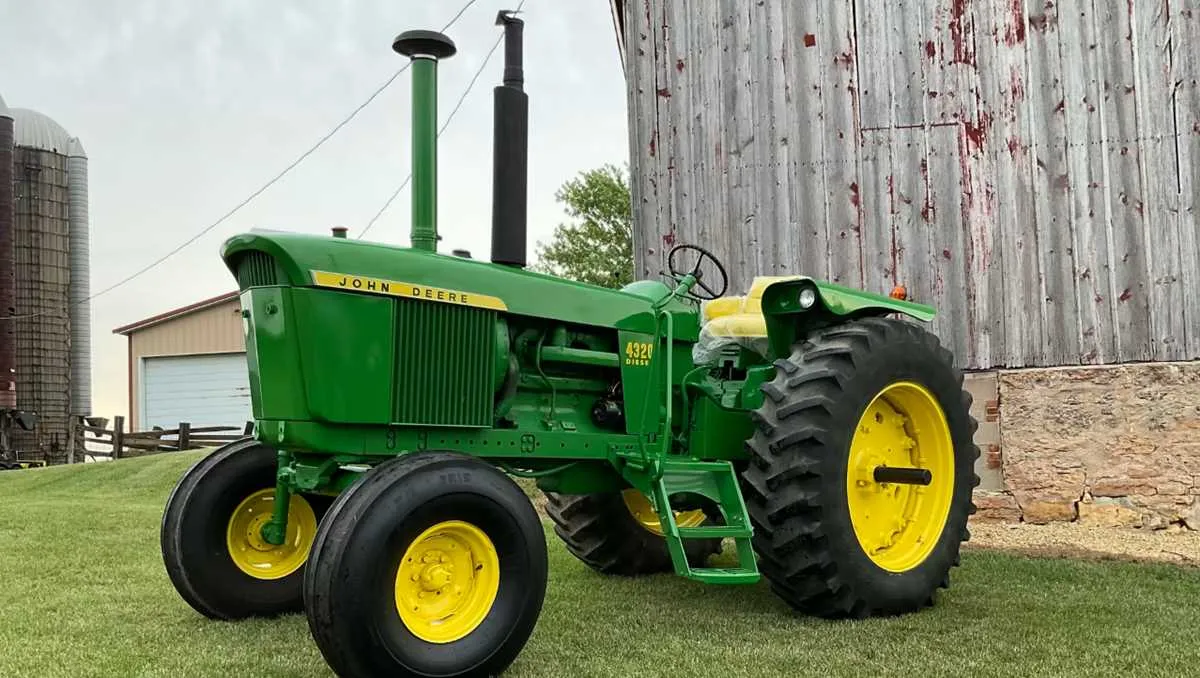 specs on a john deere 4320 compaqct tractor