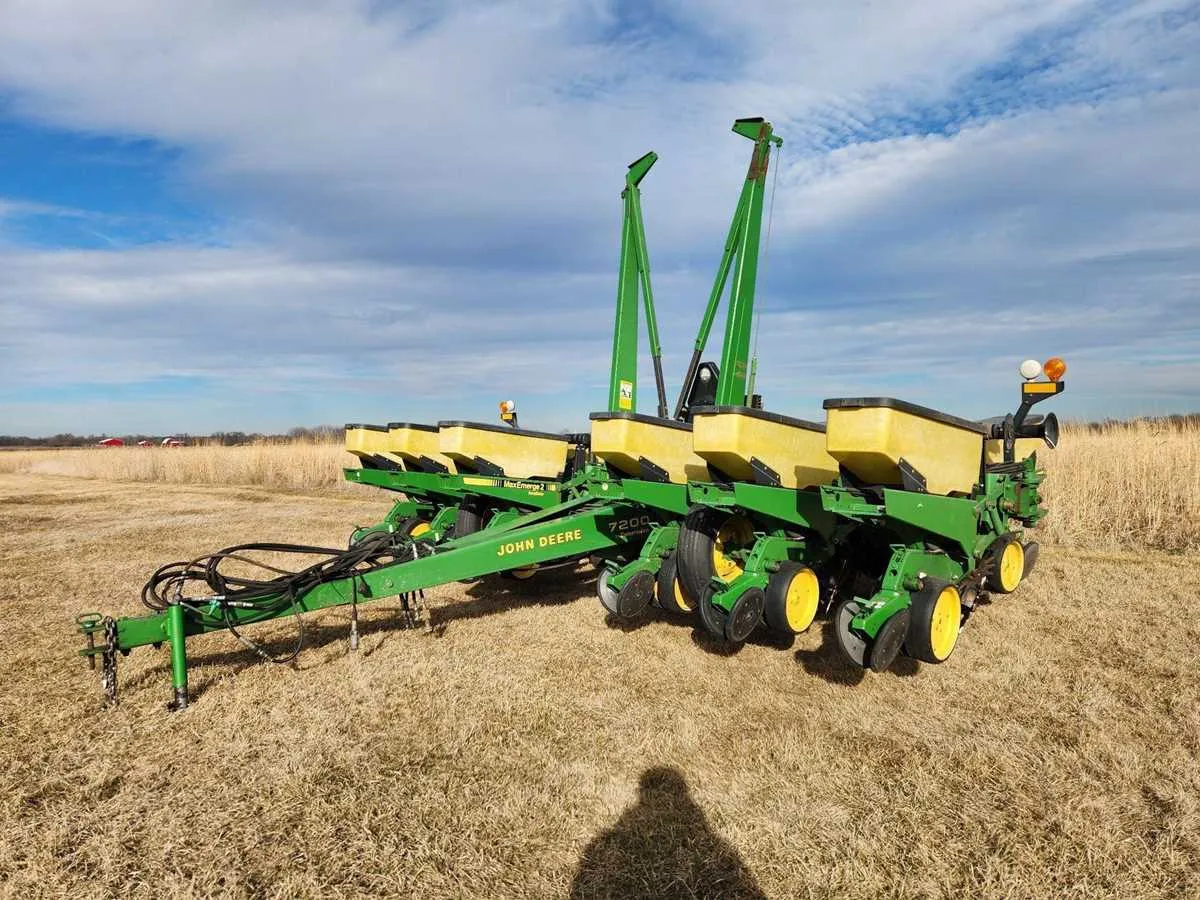 john deere 7200 12 row planter specs